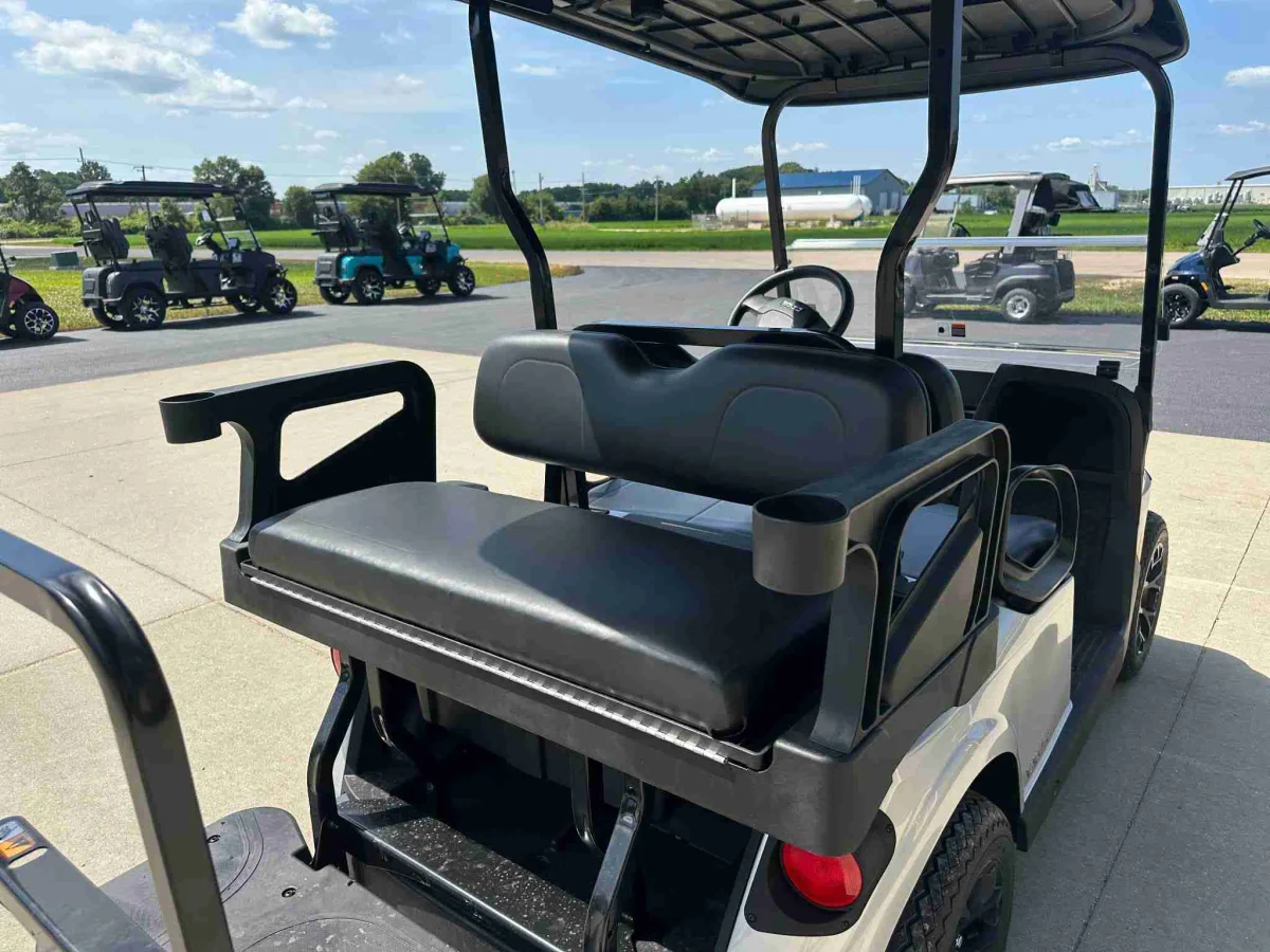 2027 E-Z-GO Valor photo 6