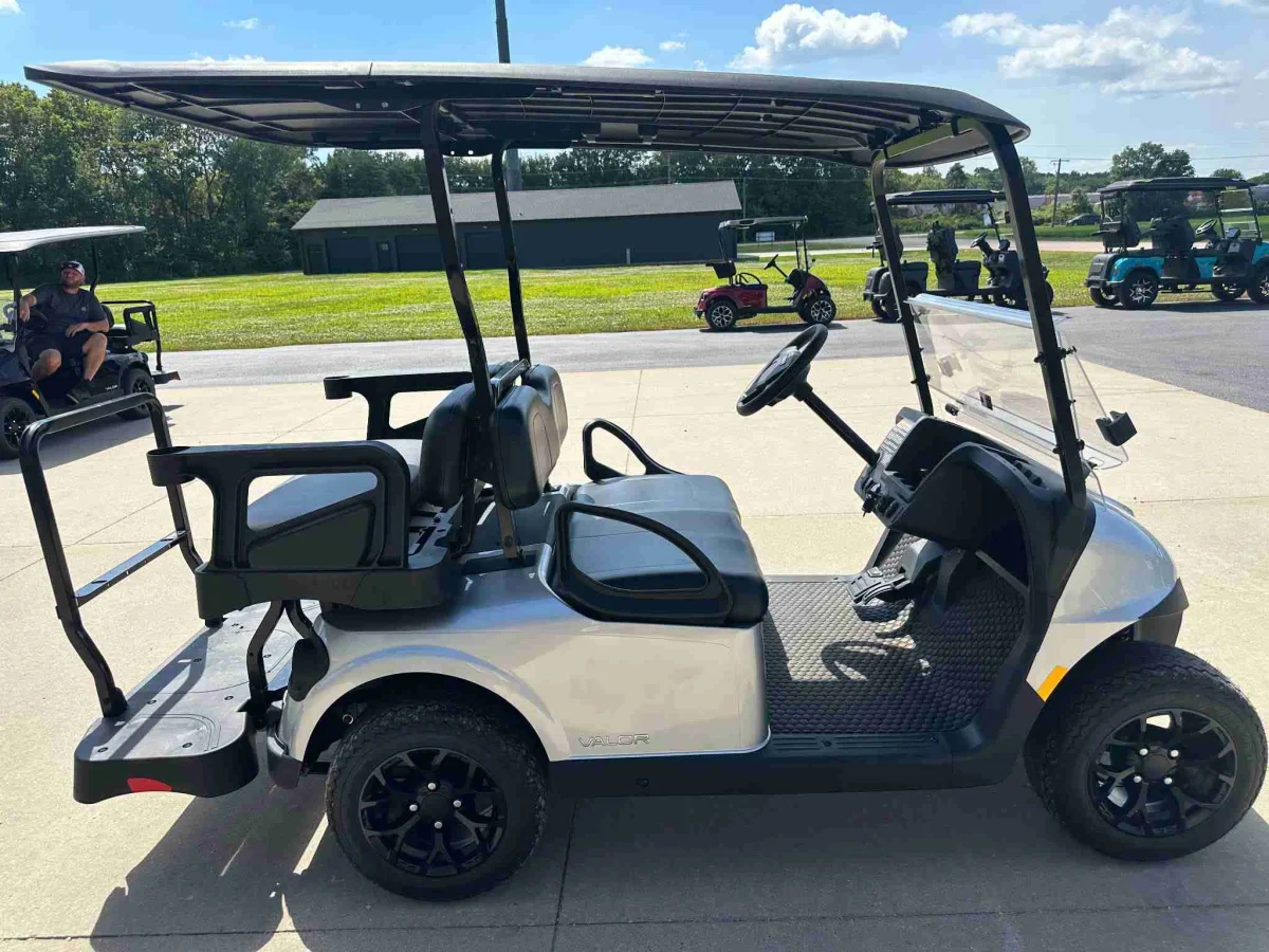 2027 E-Z-GO Valor photo 10