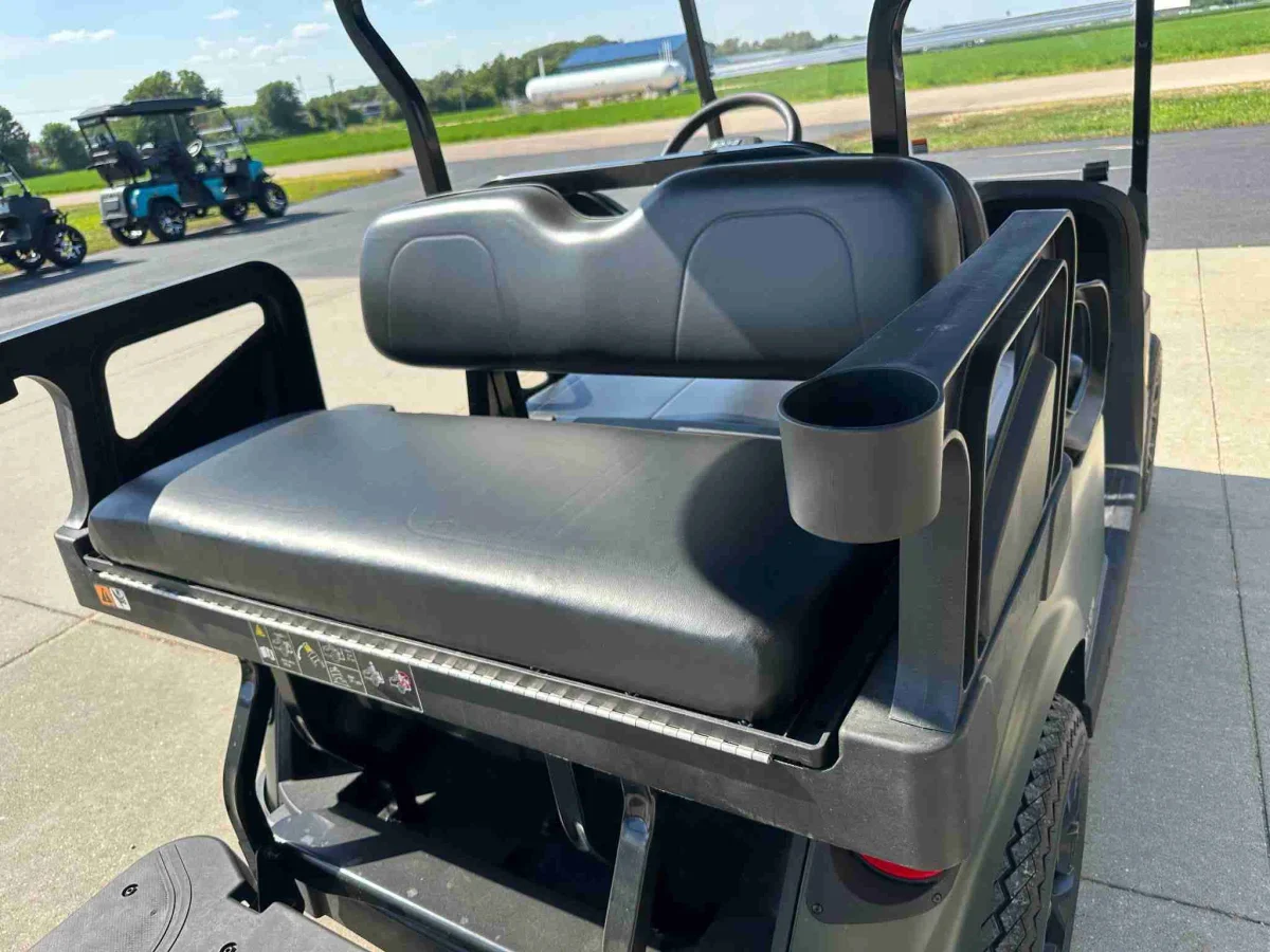 2027 E-Z-GO Valor photo 6