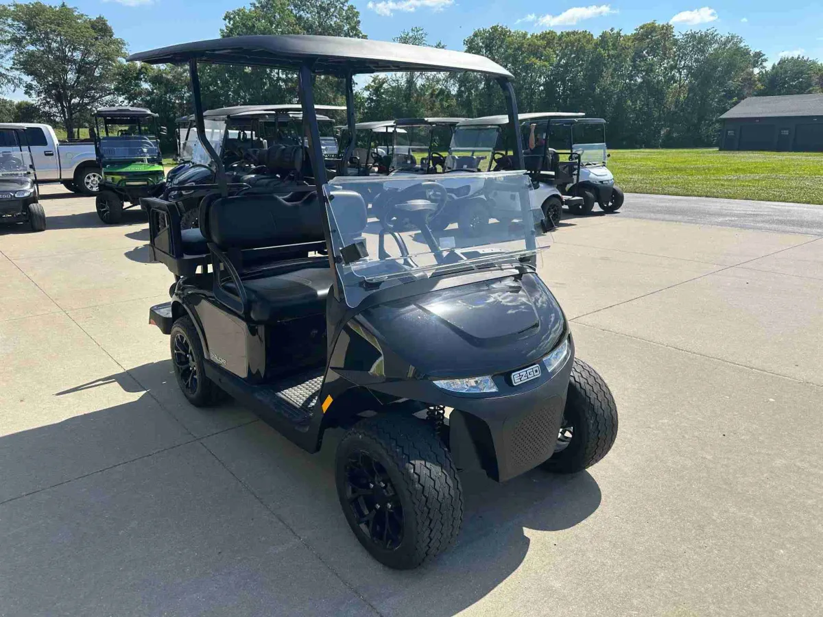 2027 E-Z-GO Valor photo 12