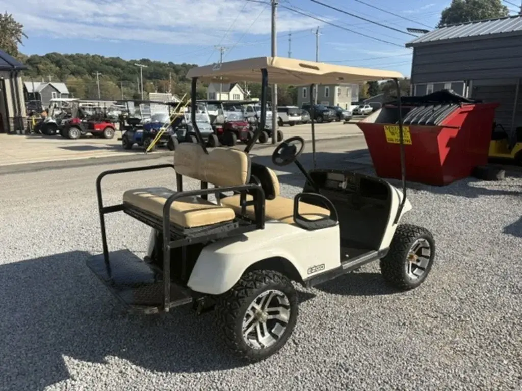 2013 E-Z-GO Shuttle 2+2 TXT Electric photo 3