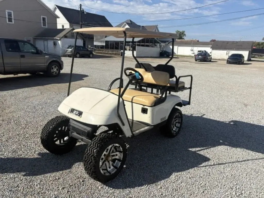 2013 E-Z-GO Shuttle 2+2 TXT Electric photo 1