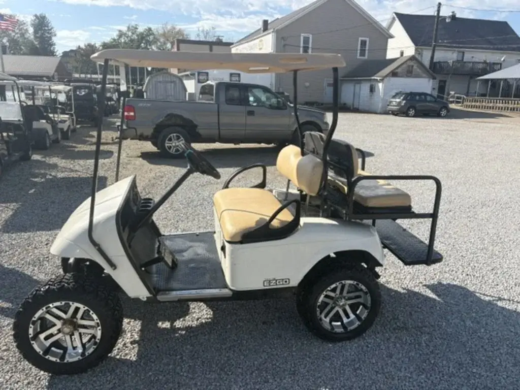 2013 E-Z-GO Shuttle 2+2 TXT Electric photo 2
