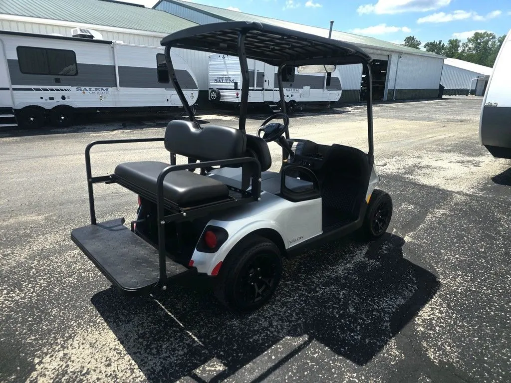2027 E-Z-GO RXV 2 Valor S + 13.5 Gas Platinum photo 4