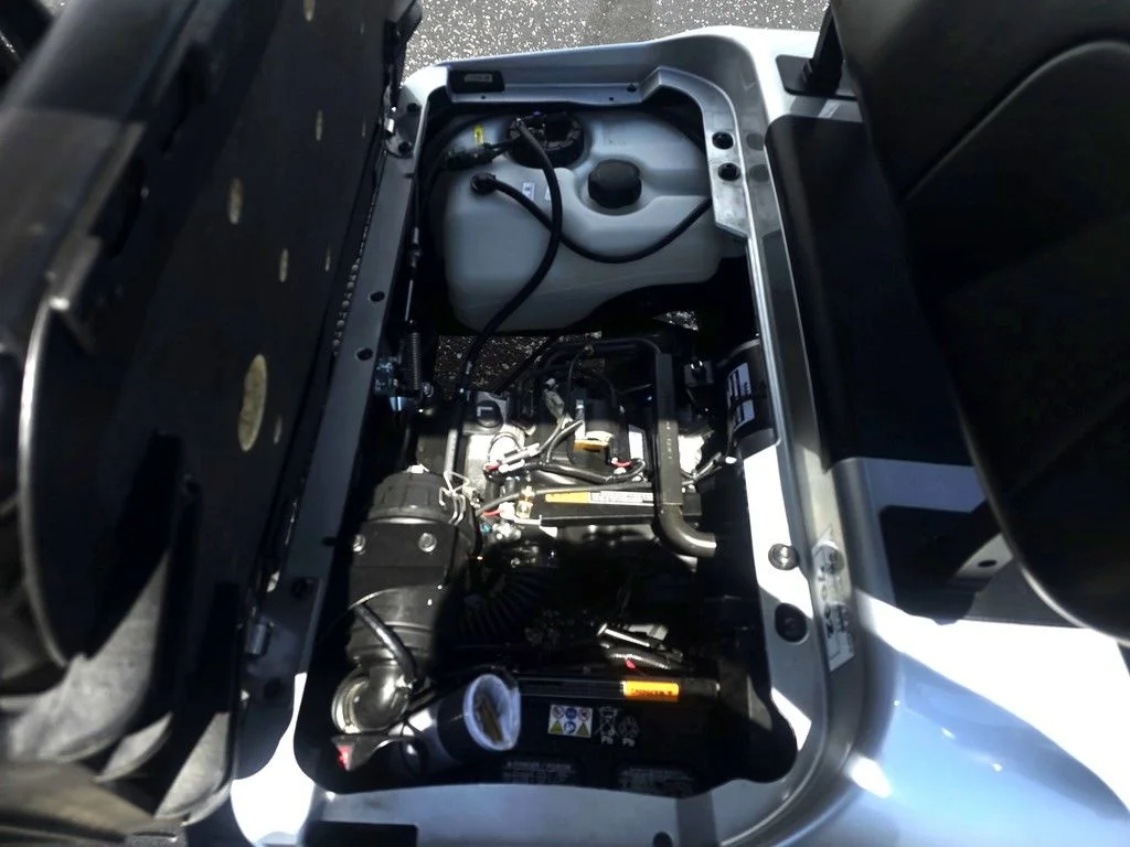 2027 E-Z-GO RXV 2 Valor S + 13.5 Gas Platinum photo 9