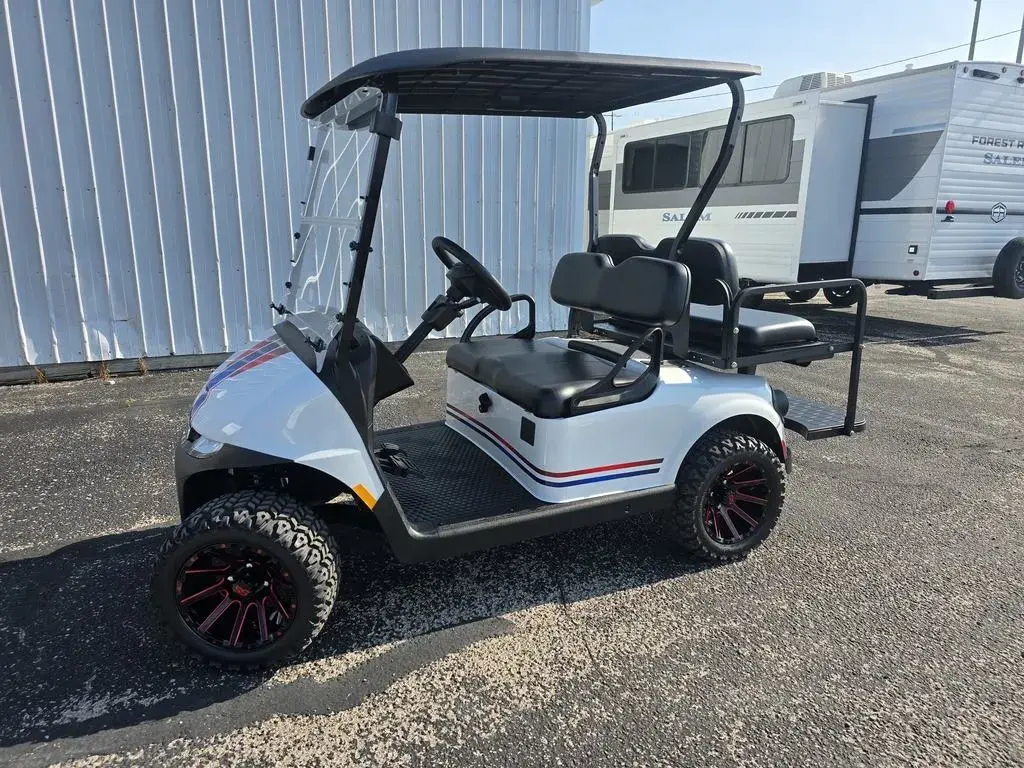 2027 E-Z-GO RXV 4 Valor S + 13.5 Gas Bright White photo 1