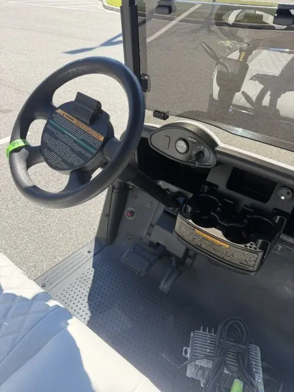 2023 E-Z-GO RXV photo 4