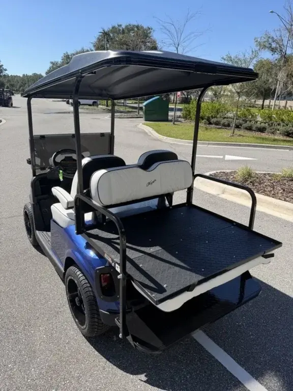 2023 E-Z-GO RXV photo 6