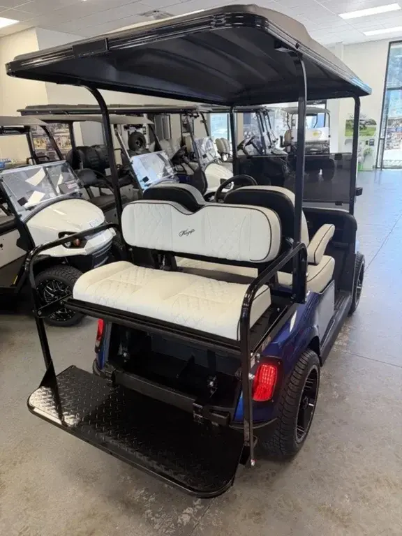 2023 E-Z-GO RXV photo 9