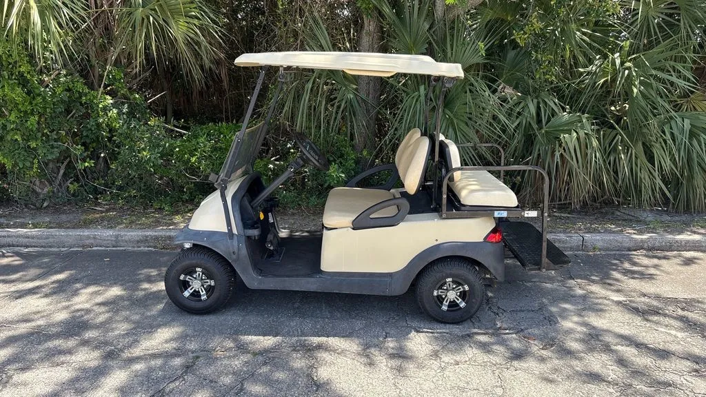 2010 Club Car Precedent Electric photo 2