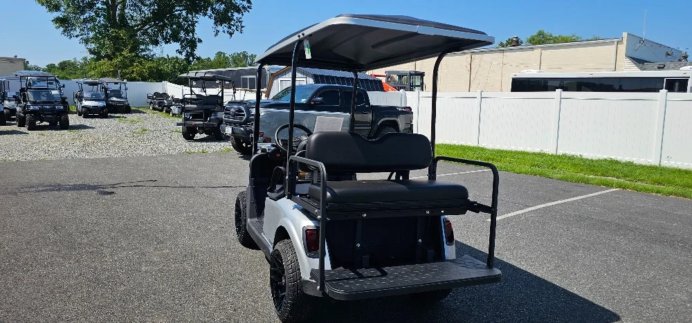 2021 E-Z-GO RXV photo 9