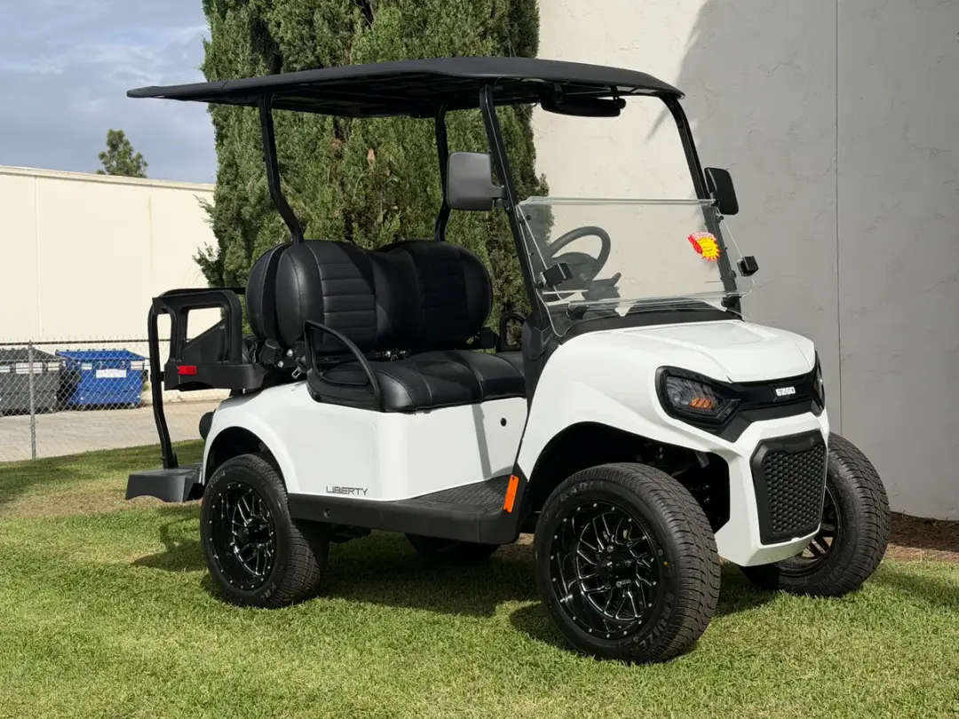 2027 E-Z-GO Liberty ELiTE Lithium photo 3