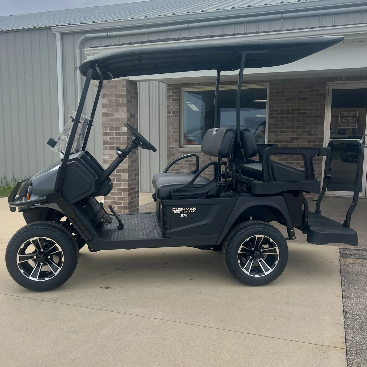 2024 Cushman Shuttle 2+2 Gas photo 2