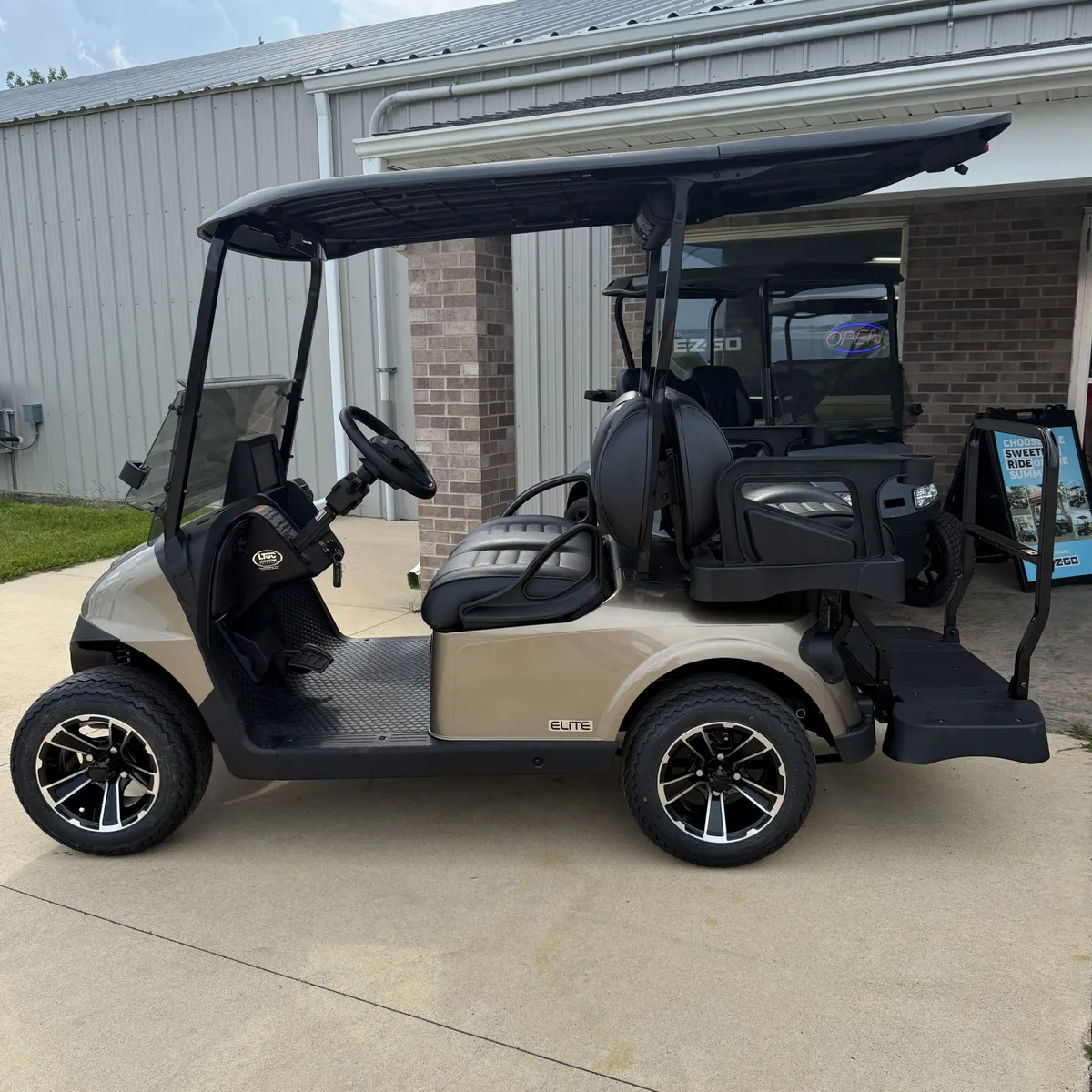 2026 E-Z-GO RXV 4 Touring ST ELiTE Lithium photo 2