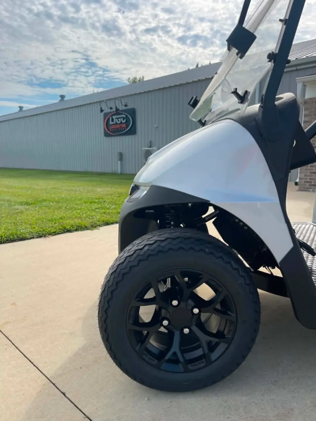 2027 E-Z-GO RXV 4 Valor S+ 13.5-hp Gas photo 9