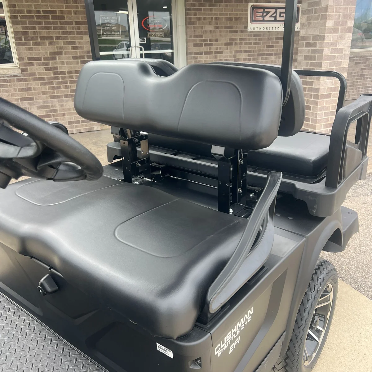 2024 Cushman Shuttle 2+2 Gas photo 5