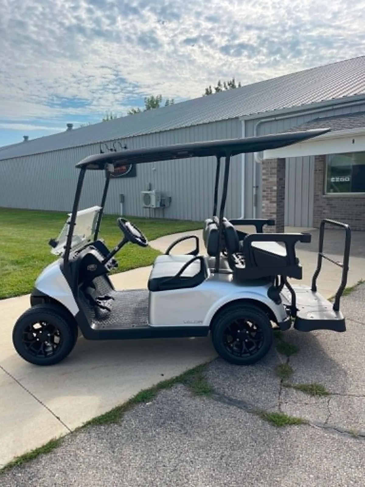2027 E-Z-GO RXV 4 Valor S+ 13.5-hp Gas photo 2