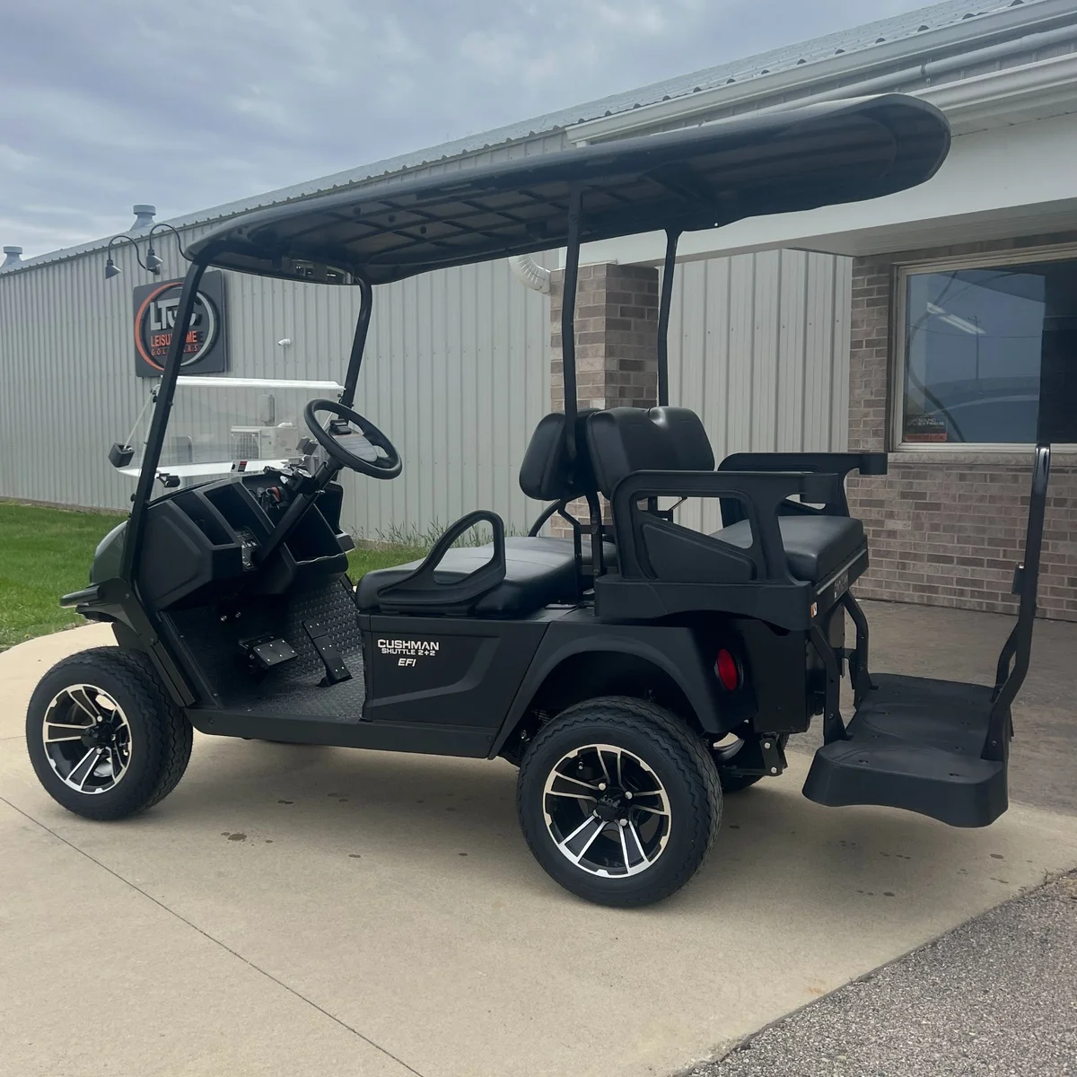 2024 Cushman Shuttle 2+2 Gas photo 3