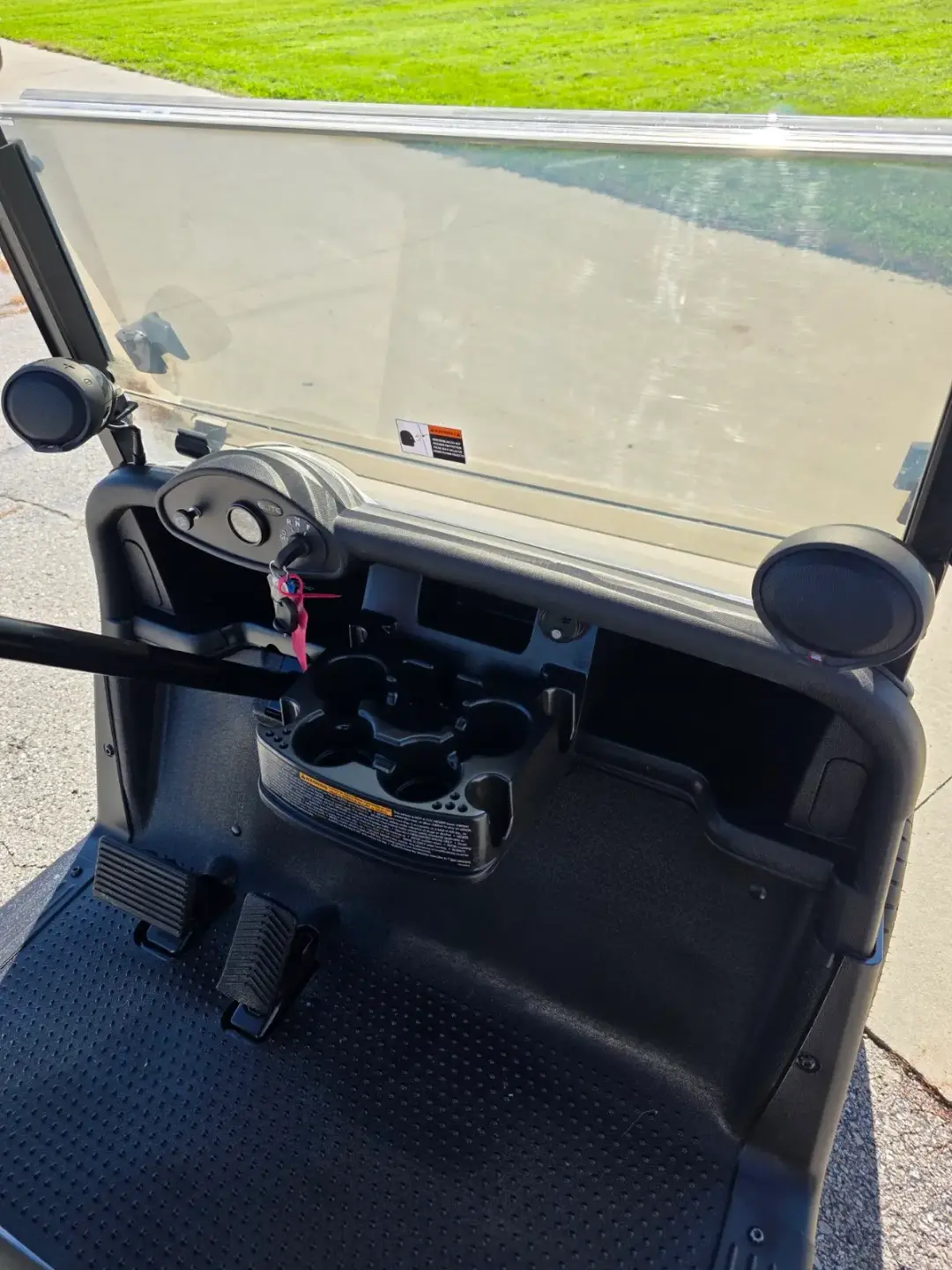 2022 E-Z-GO RXV photo 3