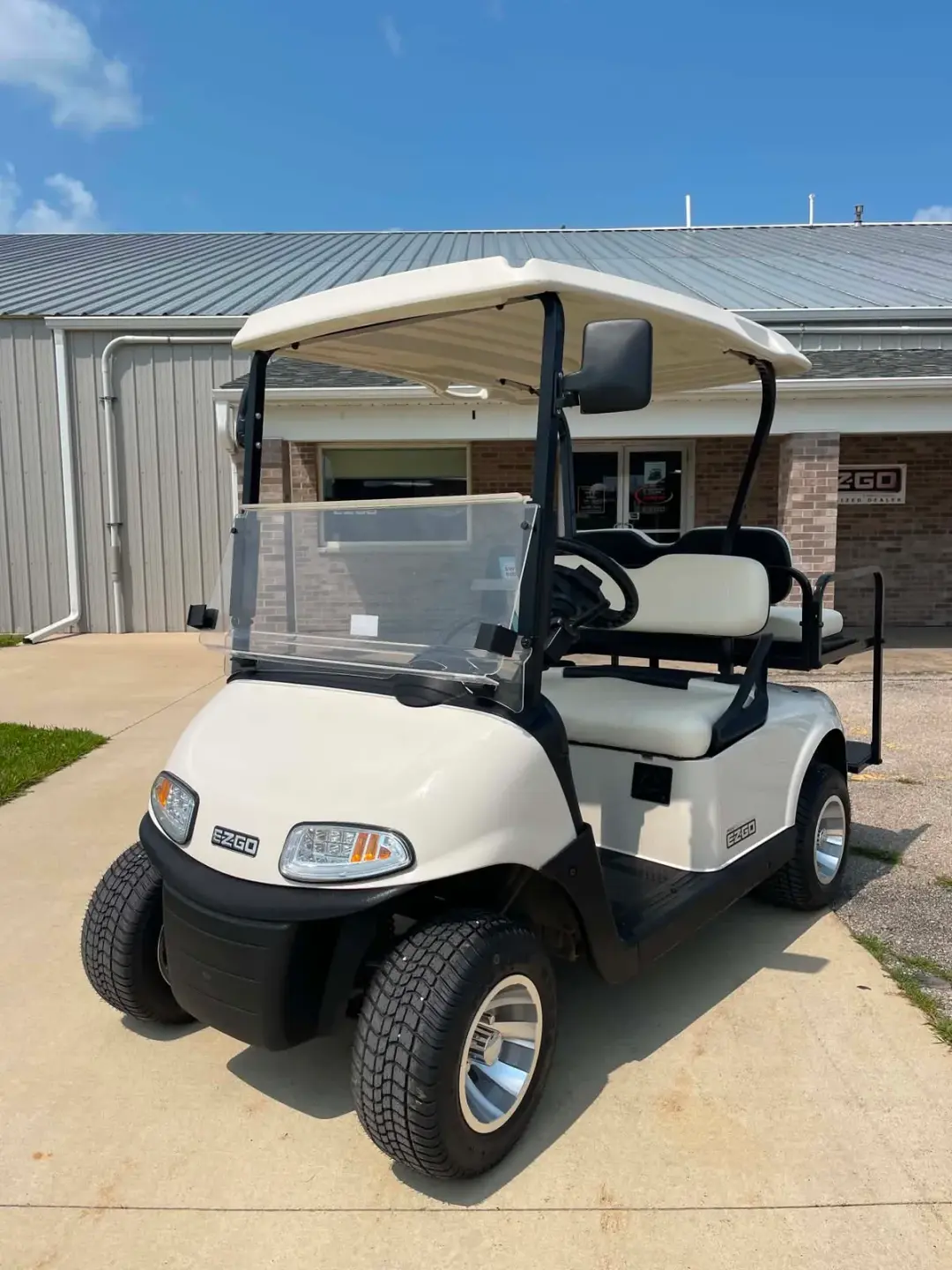 2016 E-Z-GO RXV photo 1