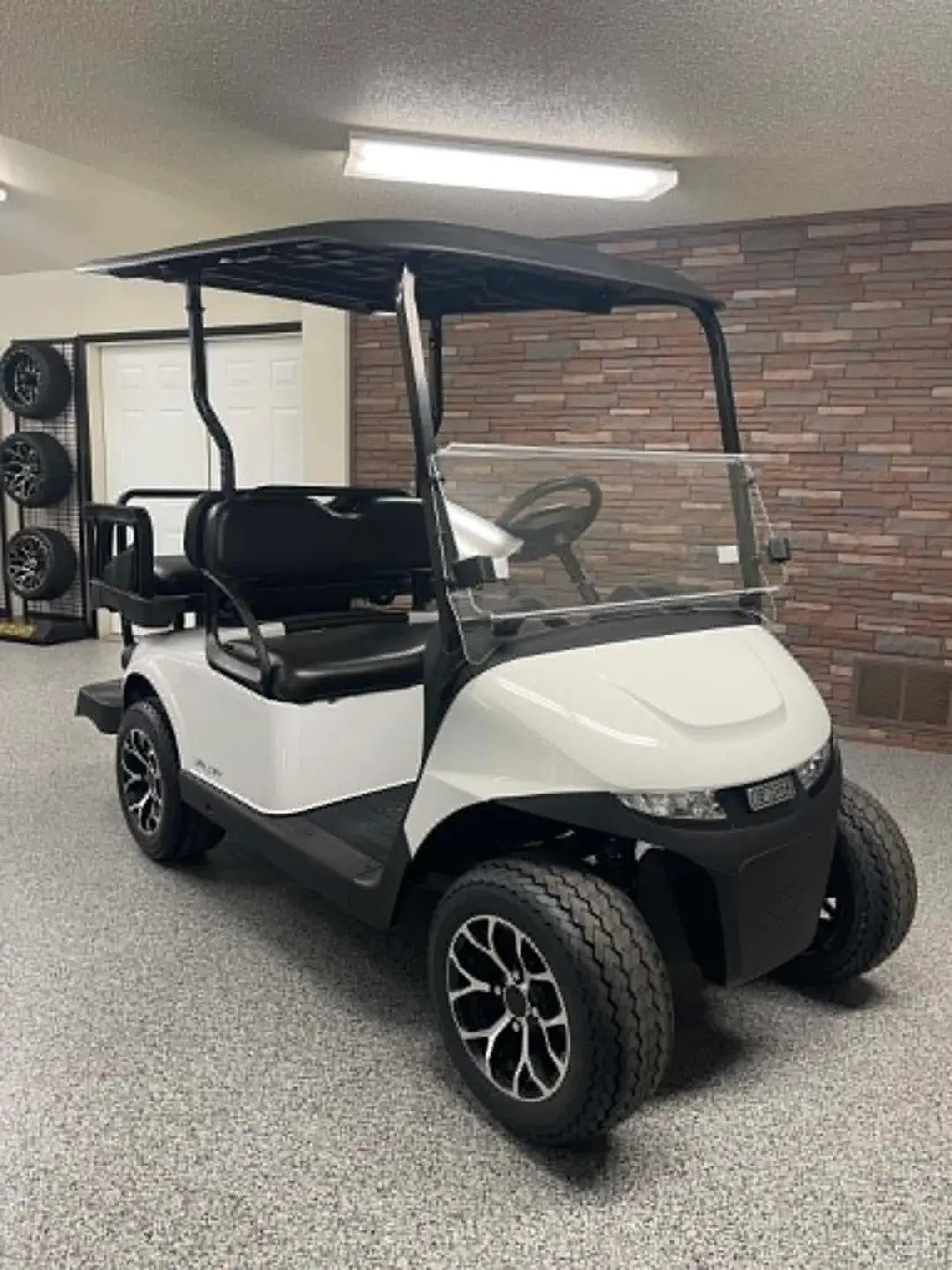 2027 E-Z-GO RXV 4 Valor S+ 13.5-hp Gas photo 1
