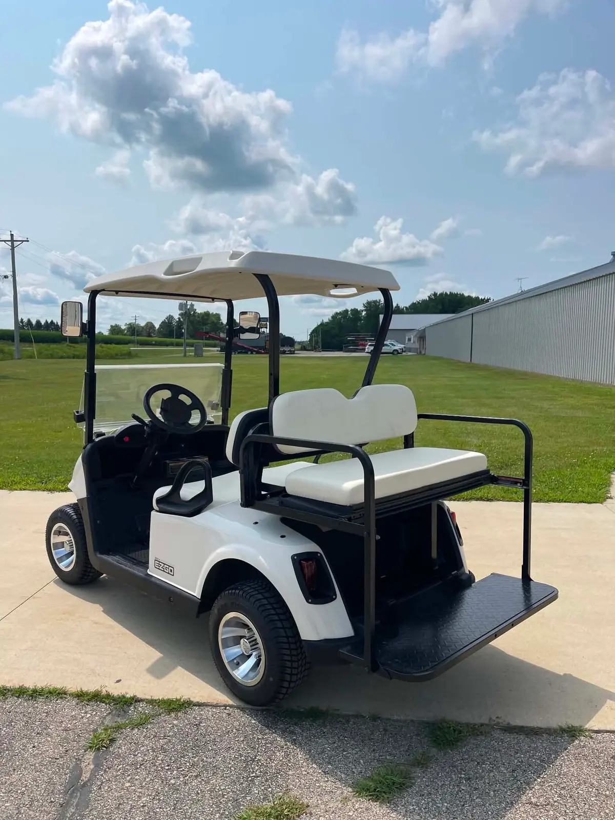2016 E-Z-GO RXV photo 3