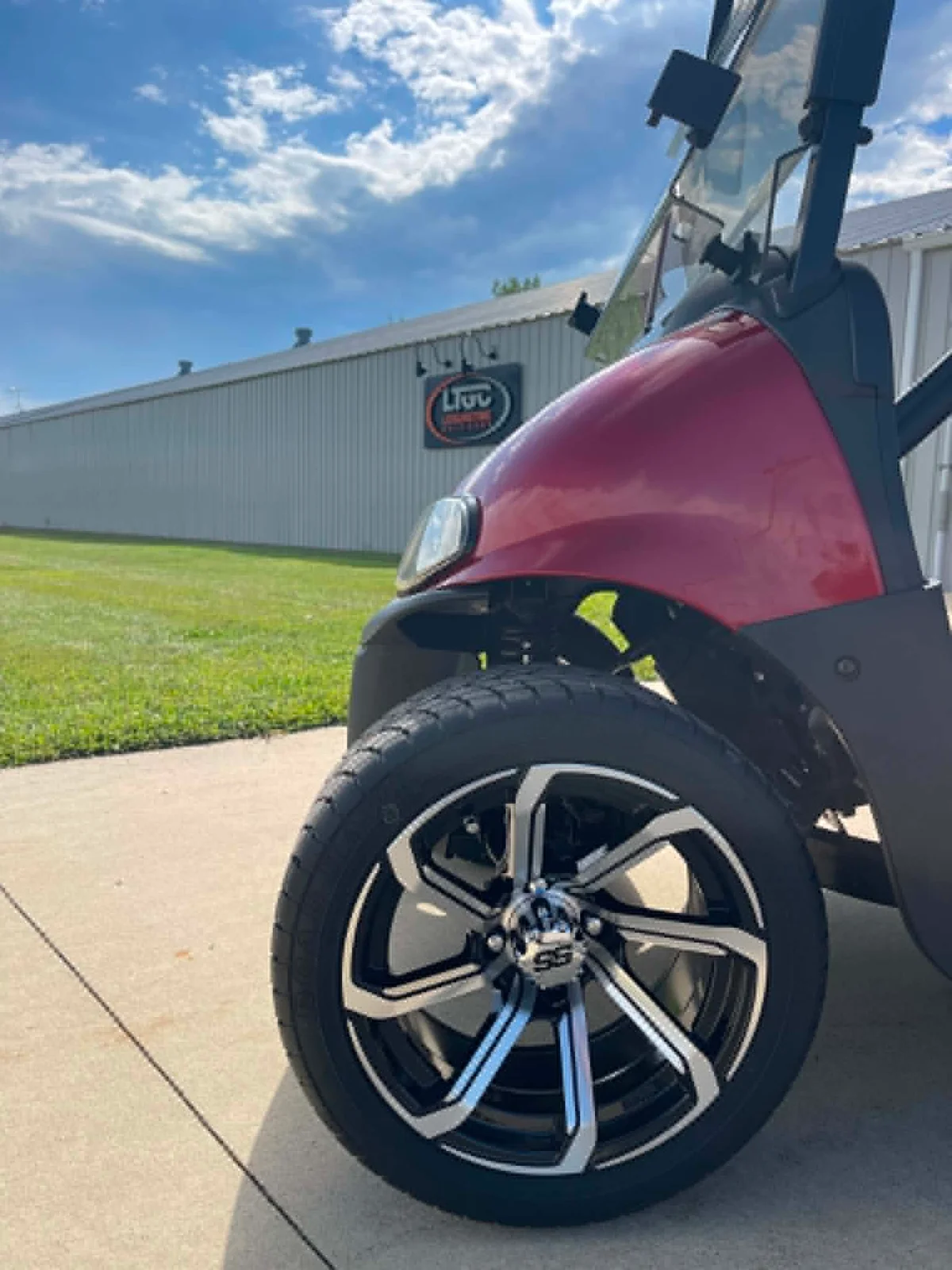 2023 E-Z-GO Valor photo 9