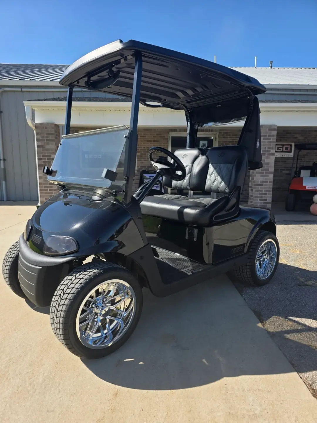 2018 E-Z-GO RXV photo 1