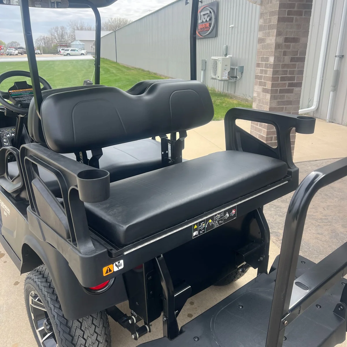 2024 Cushman Shuttle 2+2 Gas photo 6