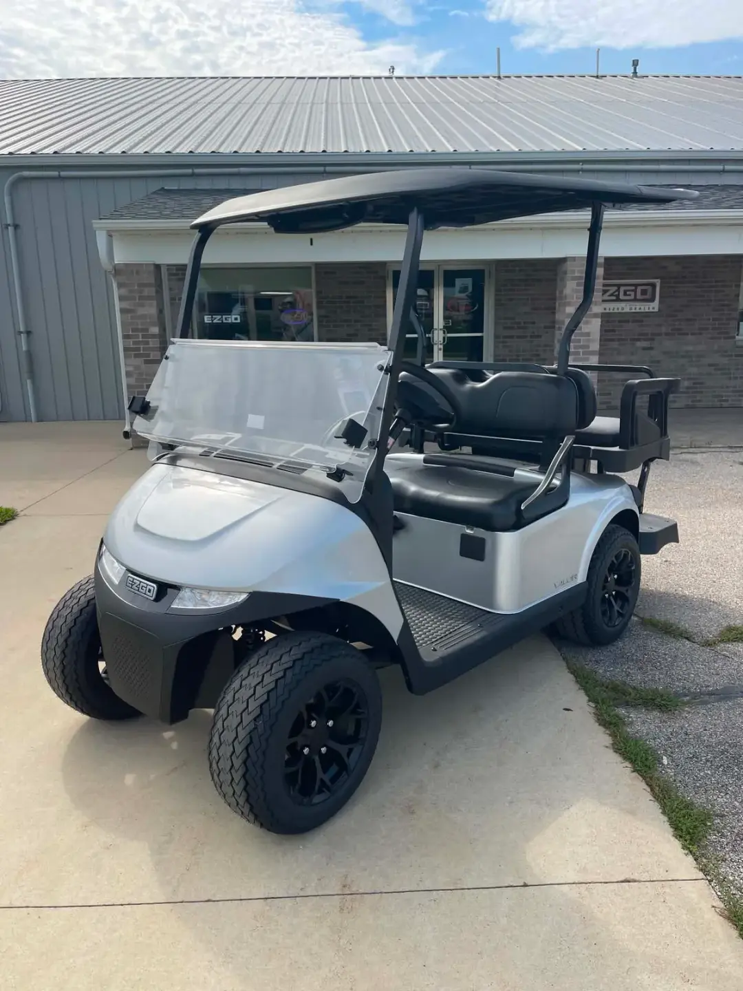 2027 E-Z-GO RXV 4 Valor S+ 13.5-hp Gas photo 1