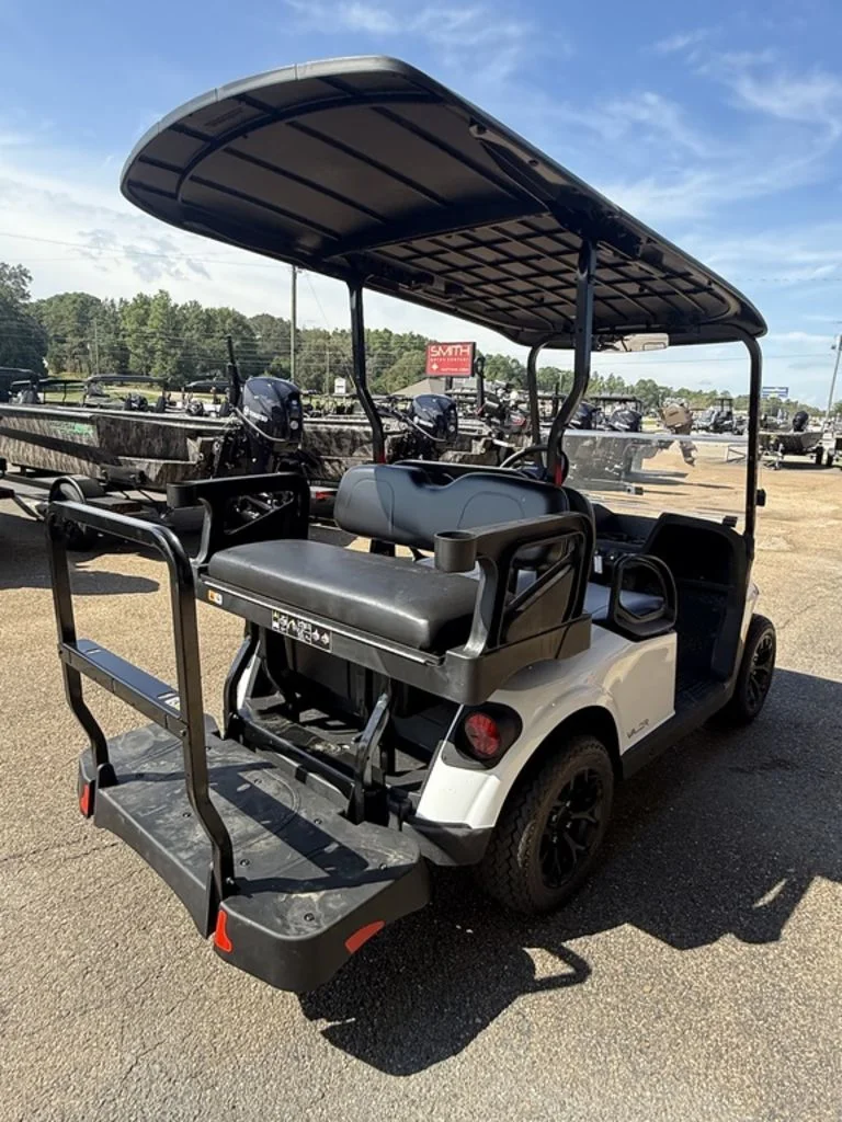 2027 E-Z-GO Valor photo 8