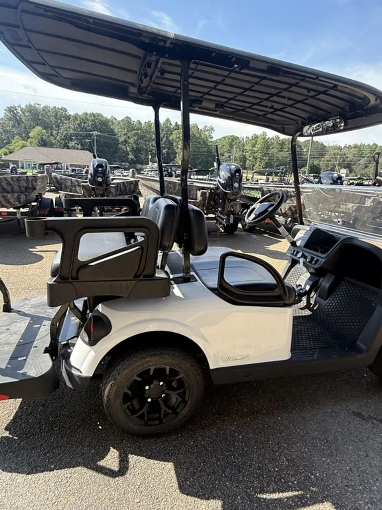 2027 E-Z-GO Valor photo 7