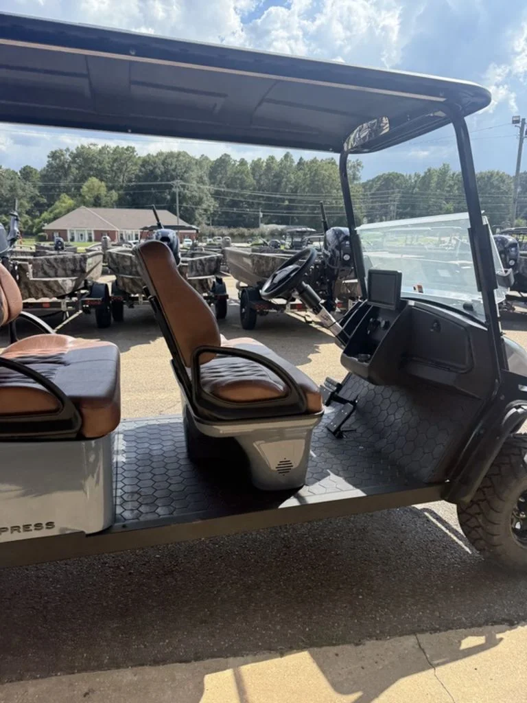 2027 E-Z-GO Xpress 6 photo 6