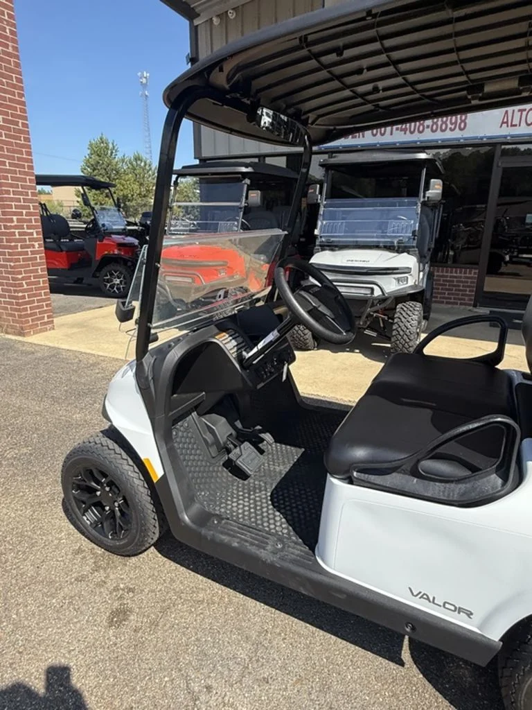 2027 E-Z-GO Valor photo 10