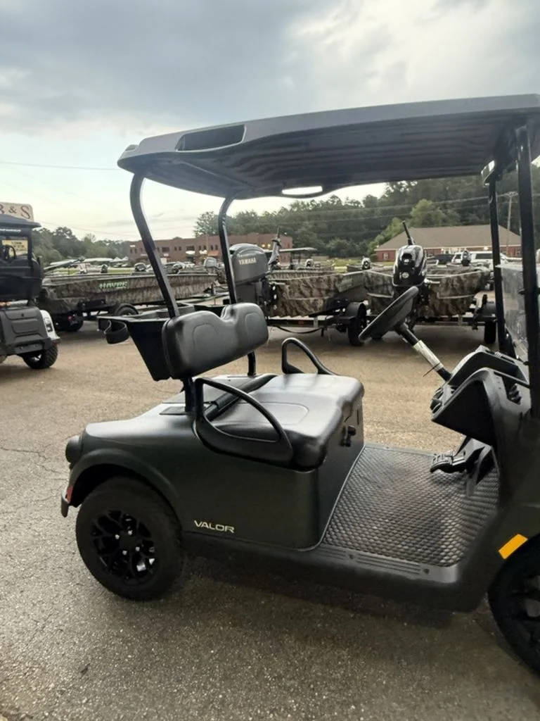 2027 E-Z-GO Valor photo 6