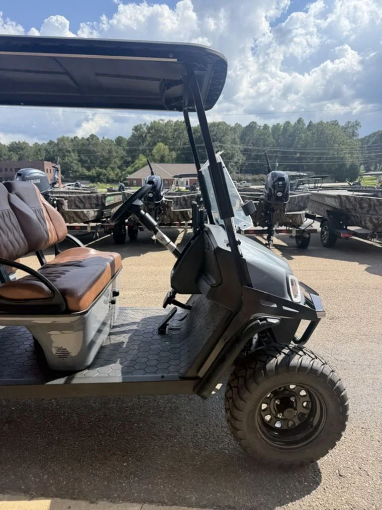 2027 E-Z-GO Xpress 6 photo 5