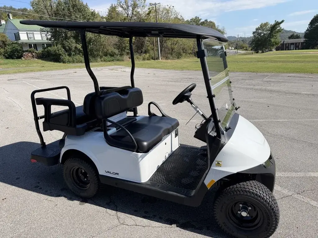 2027 E-Z-GO RXV 4 Valor S + 48V Bright White photo 4