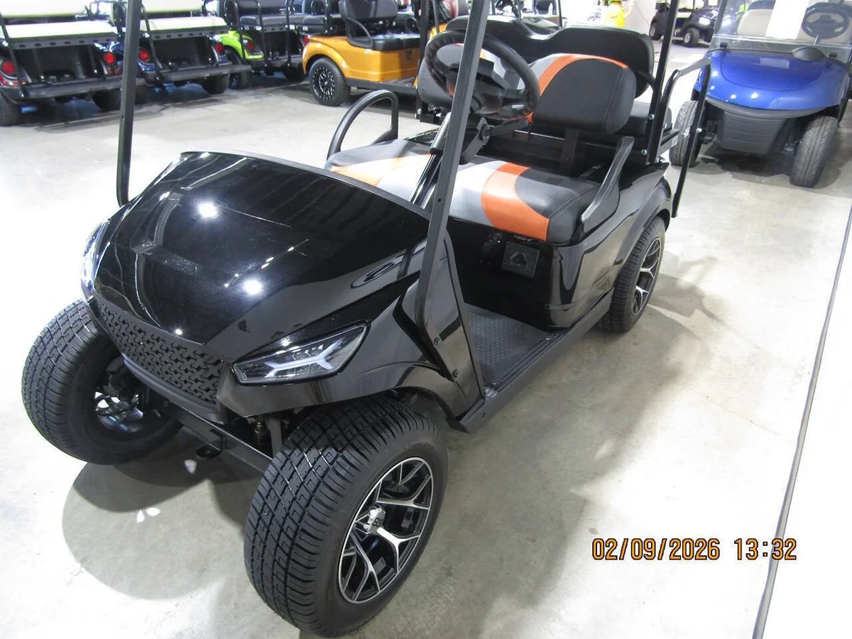 2020 E-Z-GO Storm Electric Custon 4-Seater golf cart photo 4