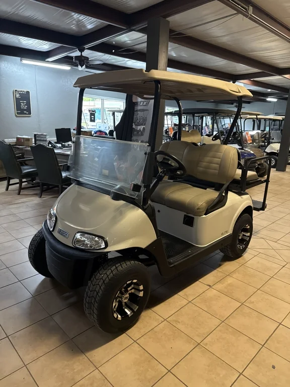 2023 E-Z-GO RXV photo 3