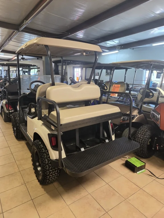 2023 E-Z-GO RXV photo 4