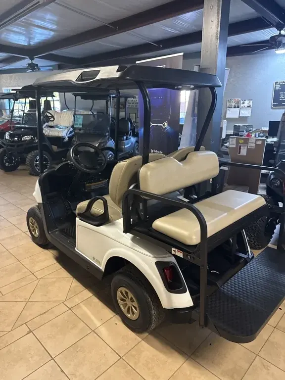 2023 E-Z-GO RXV photo 3