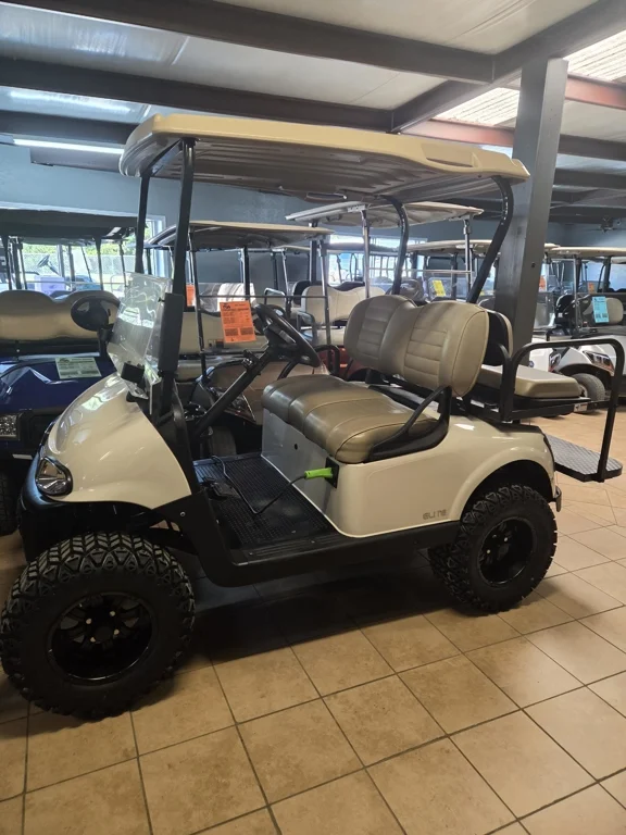 2023 E-Z-GO RXV photo 2