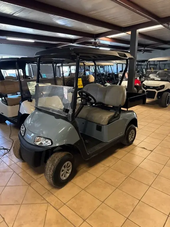 2022 E-Z-GO RXV photo 3