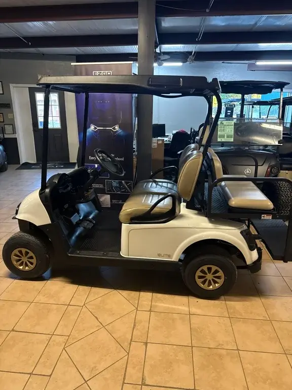 2023 E-Z-GO RXV photo 2