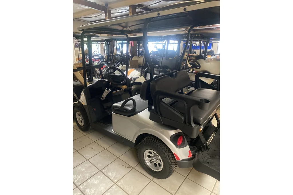 2023 E-Z-GO RXV VALOR photo 2