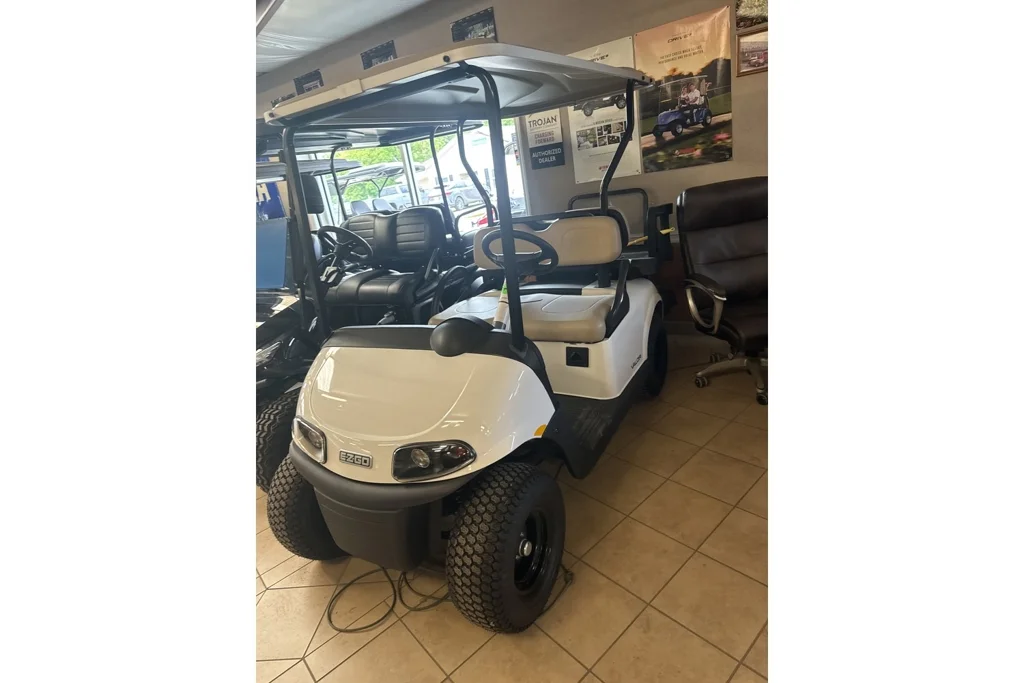 2023 E-Z-GO RXV VALOR photo 2