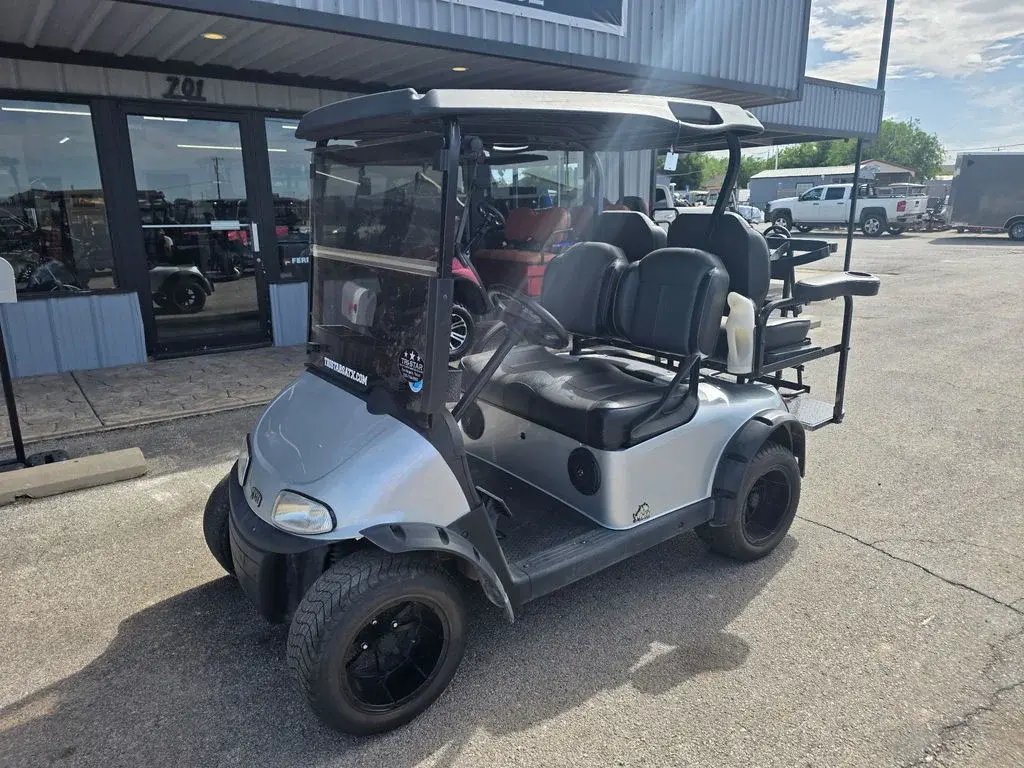 2018 E-Z-GO RXV photo 1
