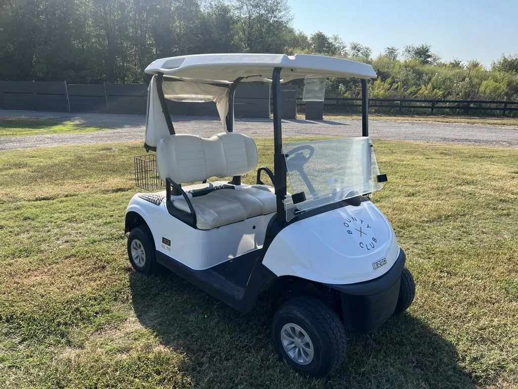 2022 E-Z-GO RXV photo 7