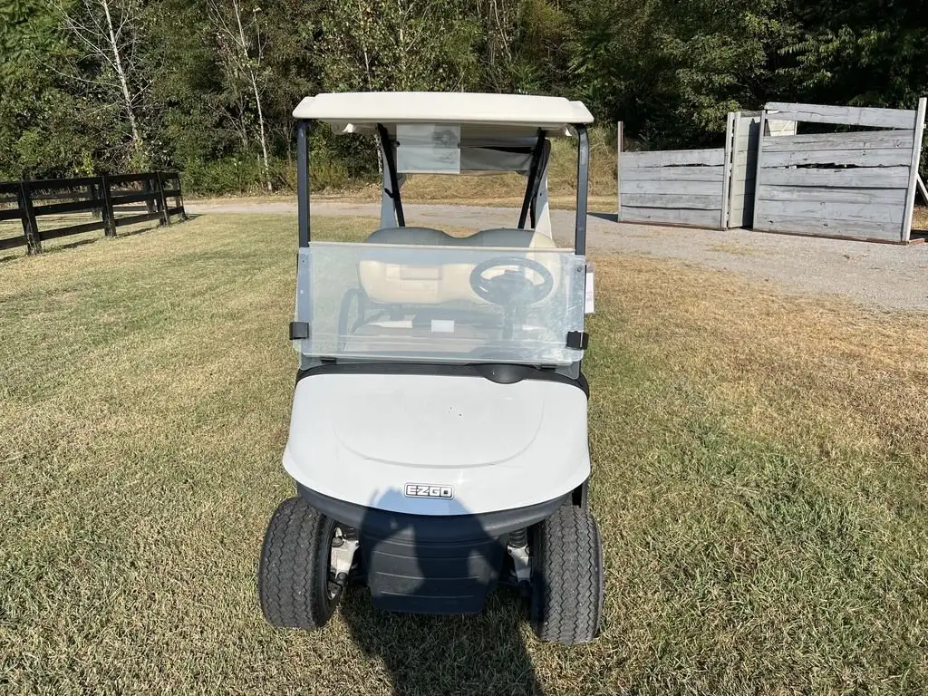 2022 E-Z-GO RXV photo 8