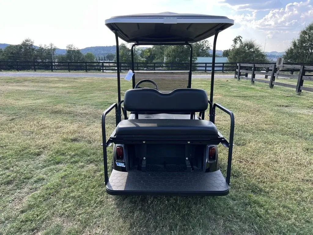2021 E-Z-GO RXV photo 4